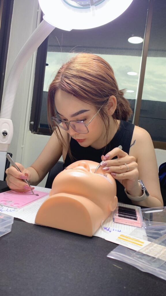 โรงเรียนและสถาบันสอนต่อขนตาที่ไหนดี มีใบประกาศ ศูนย์ฝึกอาชีพ