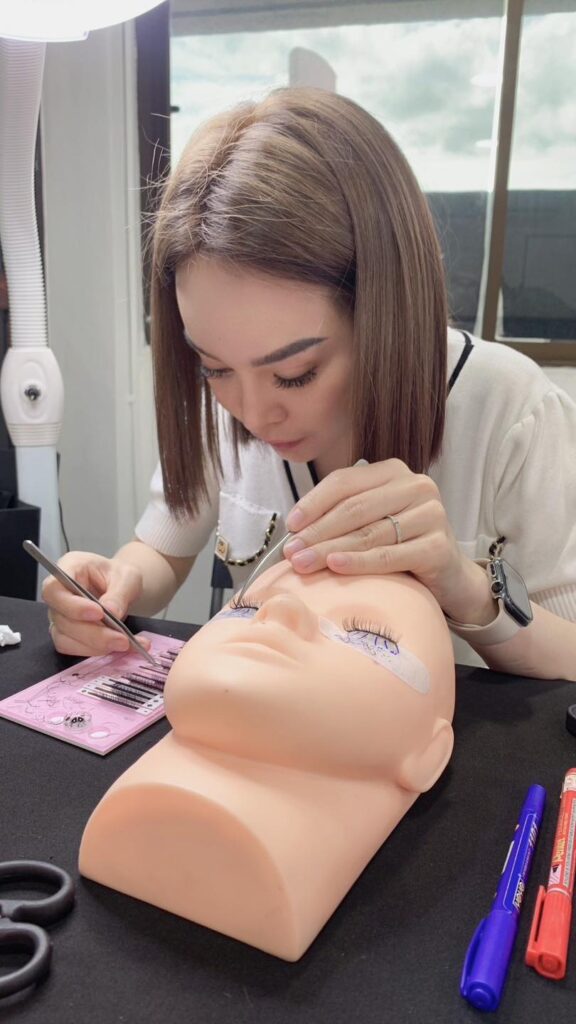โรงเรียนและสถาบันสอนต่อขนตาที่ไหนดี มีใบประกาศ ศูนย์ฝึกอาชีพ