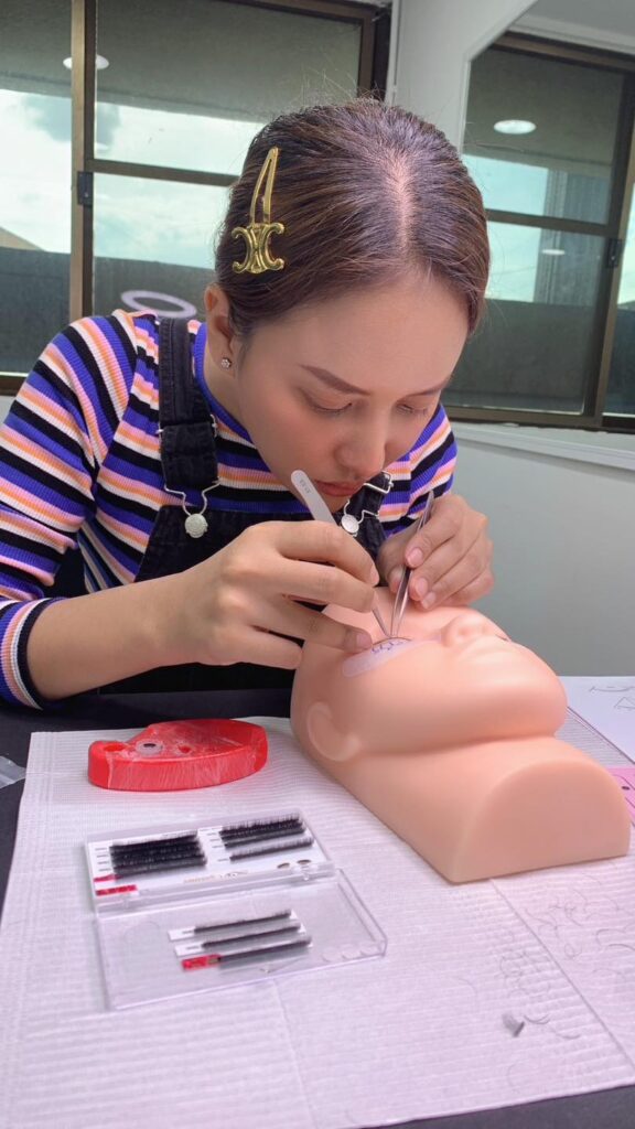 โรงเรียนและสถาบันสอนต่อขนตาที่ไหนดี มีใบประกาศ ศูนย์ฝึกอาชีพ