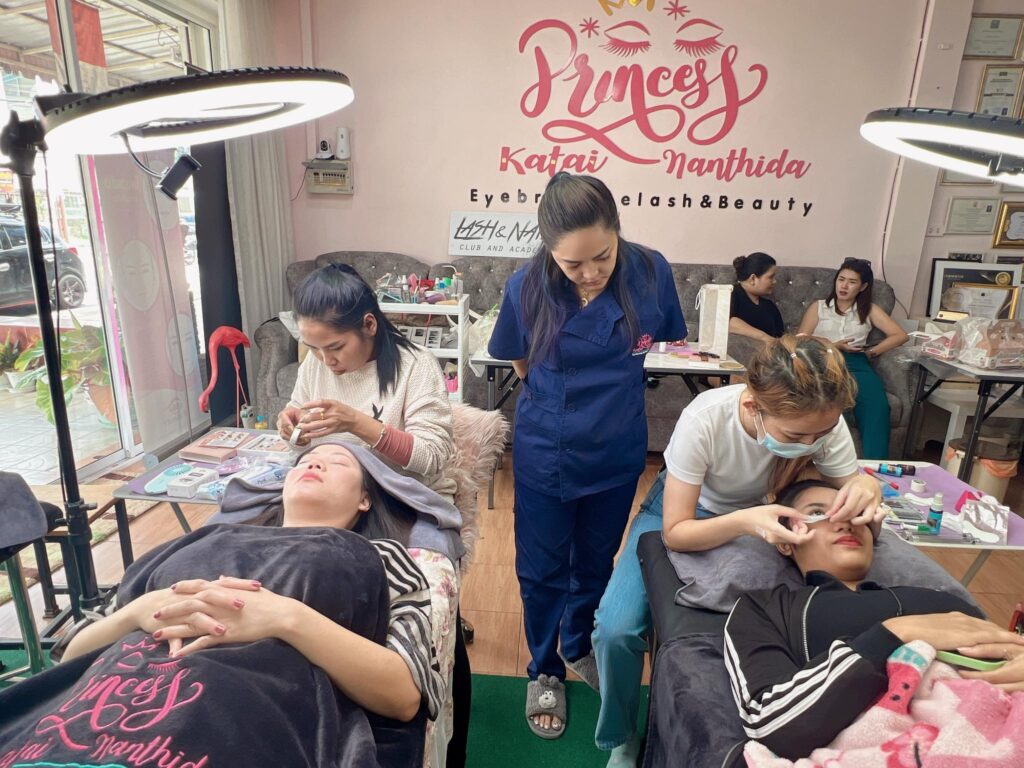 โรงเรียนและสถาบันสอนต่อขนตาที่ไหนดี มีใบประกาศ ศูนย์ฝึกอาชีพ