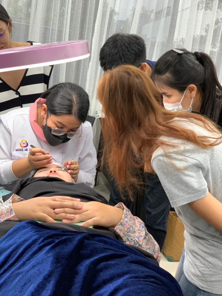 โรงเรียนและสถาบันสอนต่อขนตาที่ไหนดี มีใบประกาศ ศูนย์ฝึกอาชีพ