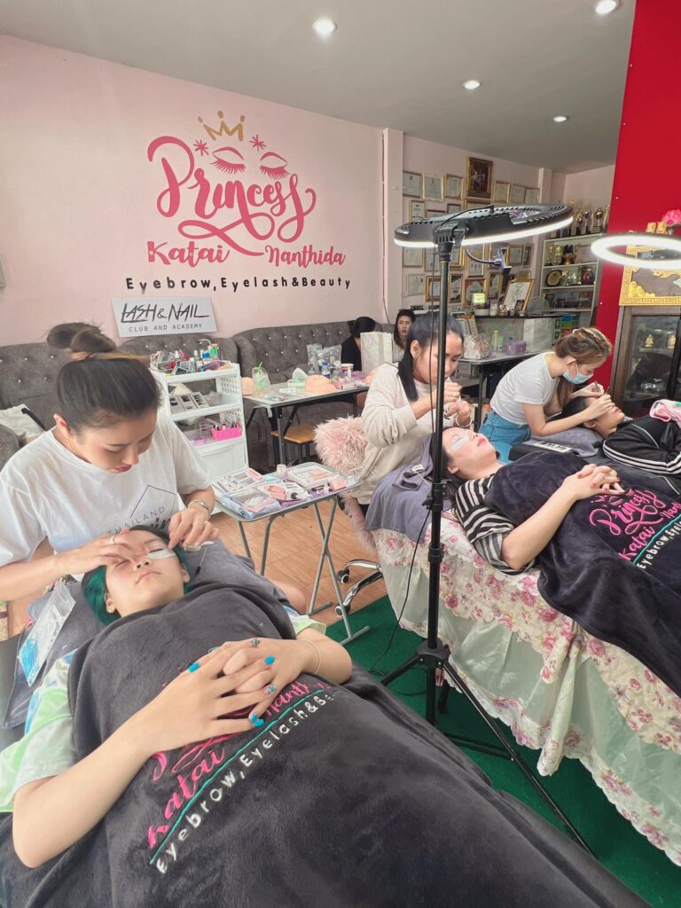 โรงเรียนและสถาบันสอนต่อขนตาที่ไหนดี มีใบประกาศ ศูนย์ฝึกอาชีพ
