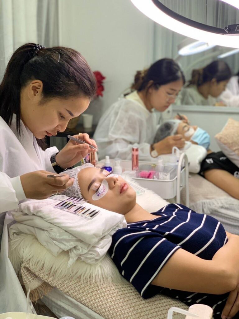 โรงเรียนและสถาบันสอนต่อขนตาที่ไหนดี มีใบประกาศ ศูนย์ฝึกอาชีพ