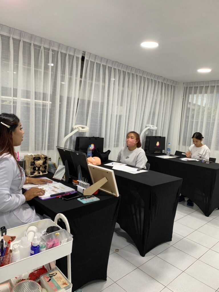โรงเรียนและสถาบันสอนต่อขนตาที่ไหนดี มีใบประกาศ ศูนย์ฝึกอาชีพ